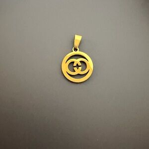 Gucci Gold solid color Pendant Necklace